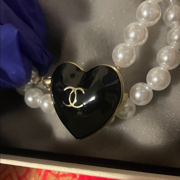 Elegant faux Pearl Necklace with Black Heart Pendant - Picture 16 of 17